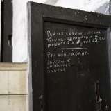 Alcune frasi scritte su un armadietto